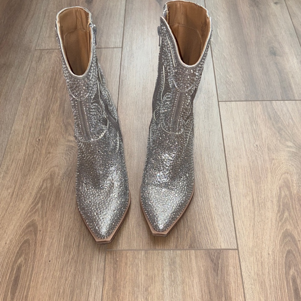 Crown Vintage rhinestone cowboy boots, 6M.